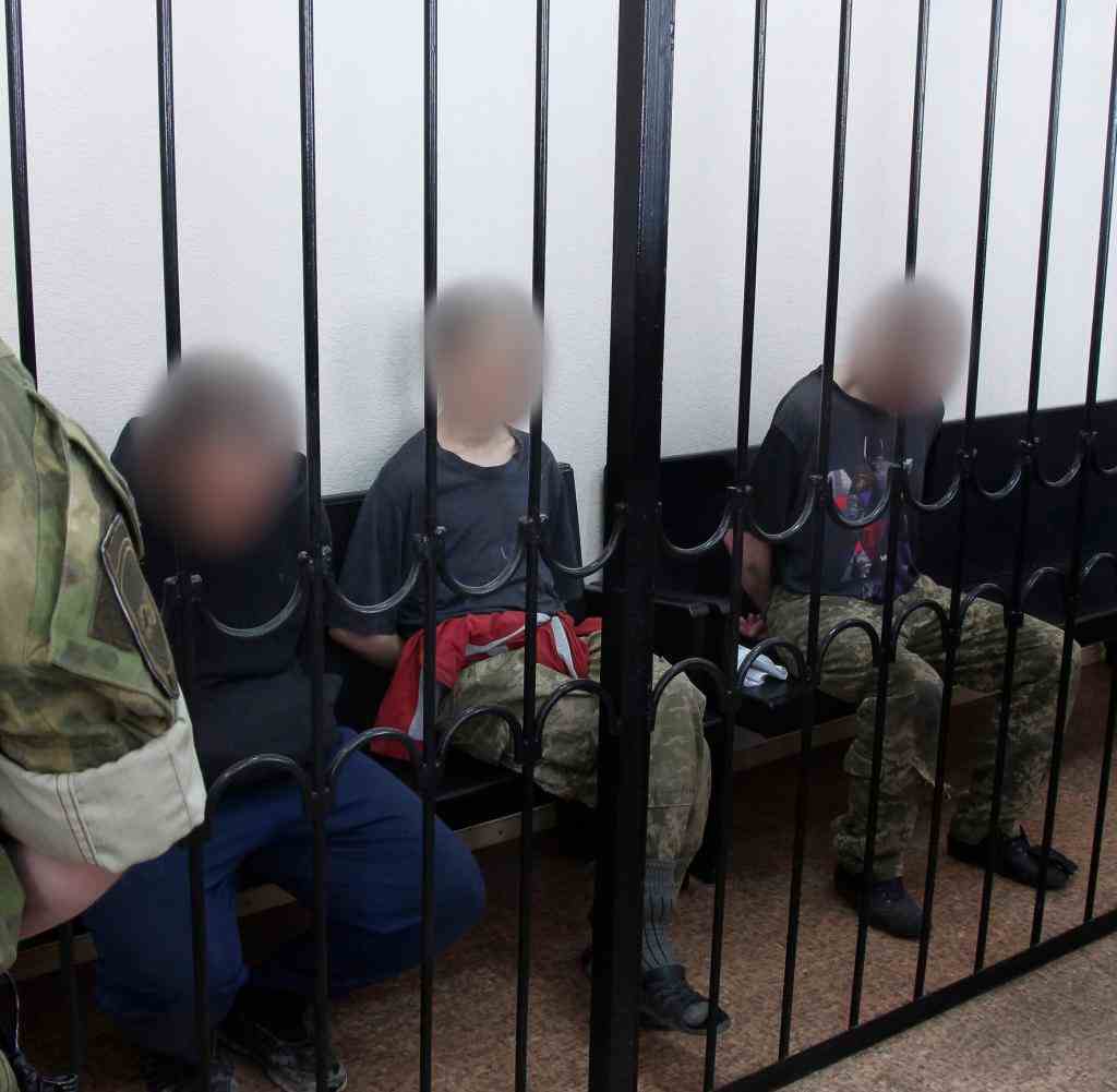 Zwei britische Staatsbürger (links und rechts) sowie ein marokkanischer Staatsbürger wurden von prorussischen Separatisten als Söldner zum Tode verurteilt.