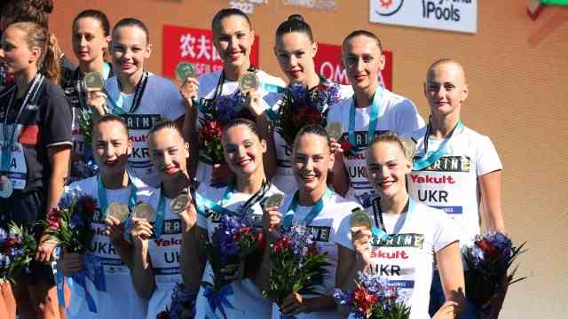 Ukrainian synchronized swimmers: The Ukrainian synchronized team has little to do with the sport and almost everything revolves around this war - despite this, they win gold at the World Championships.
