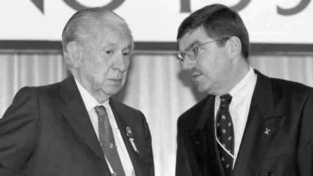 Olympic Winter Games: Long-planned succession (2): IOC Patron Juan Antonio Samaranch (left) and then IOC Executive Member Thomas Bach in 1998 in Nagano.
