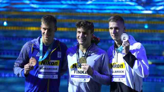 World Championship silver for Florian Wellbrock: The three medal winners: Michailo Romantschuk (bronze, left), Bobby Finke (middle, gold) and Florian Wellbrock.