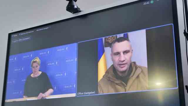Berlin: A photo provided by the Senate Chancellery in Berlin shows the video call between an alleged Vitali Klitschko and Mayor Franziska Giffey (SPD).