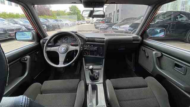260 kilometers on the clock: no journeys, no wear and tear: the interior of the BMW E30 is also in excellent condition.
