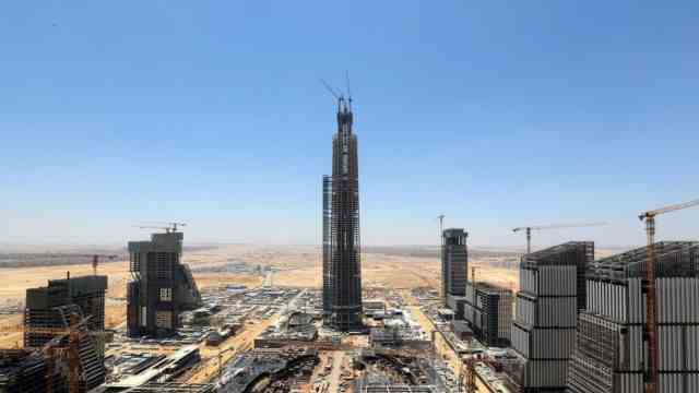 Urban planning in Cairo: The tallest tower in Africa, the second largest mosque in the world: For years, a new capital has been under construction in the desert.