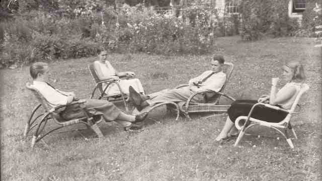 Five favorites of the week: Erich Dieckmann tests his wicker garden furniture with his students in 1931 (from left): Bernhard von Brandenstein, Katharina Dieckmann, Erich Dieckmann and Hela Jöns.