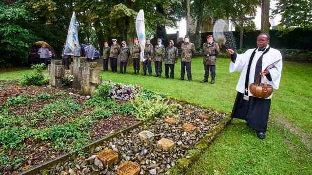 Celebrity tips for Munich and Bavaria: Commemorating the train accident on July 16, 1945 between Aßling and Oberelkofen: A priest consecrates the graves.