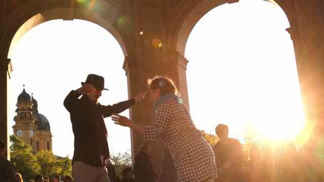 Celebrity tips for Munich and Bavaria: On sunny Sundays, Munich dance fans meet for the "Swing on Sunday" in the small Diana temple in the Hofgarten.