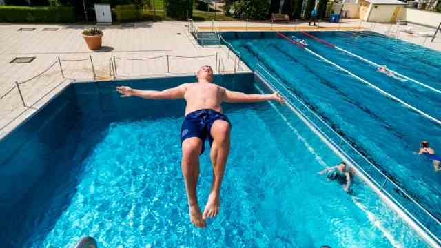 Swimming pool staff: acrobatic jump from the three-meter board in the Haarer outdoor pool.