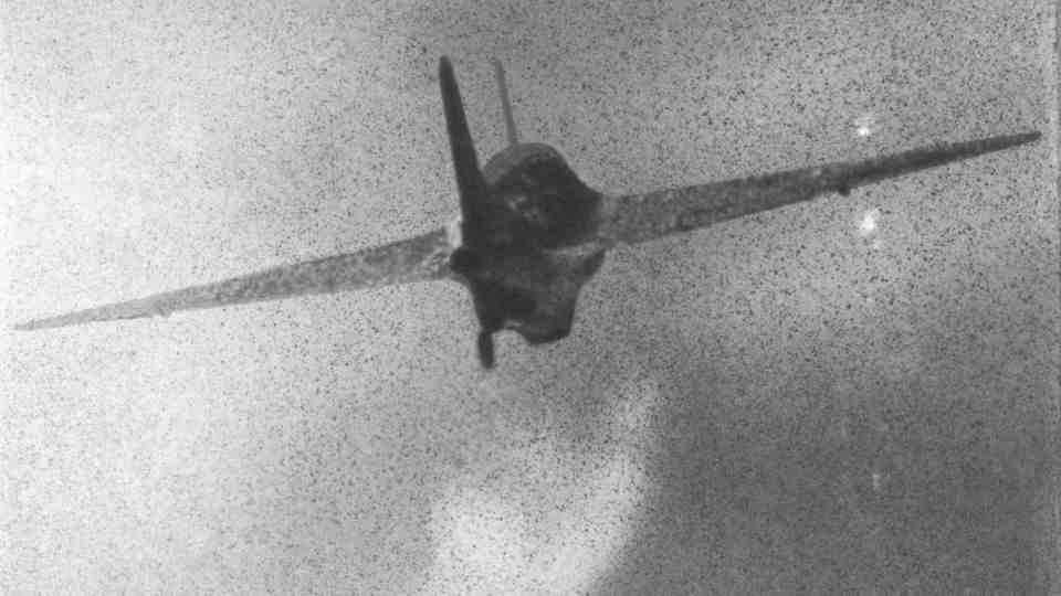 The Komet was not suitable for dogfighting among hunters.  In the unpowered descent, she was an easy target for the Allied escort fighters.