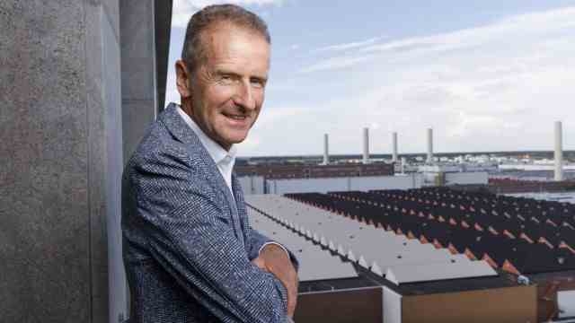 Interview mit VW-Chef: Wer hat am meisten für Wolfsburg getan? Herbert Diess findet, dass er da durchaus vorne mitspielt.