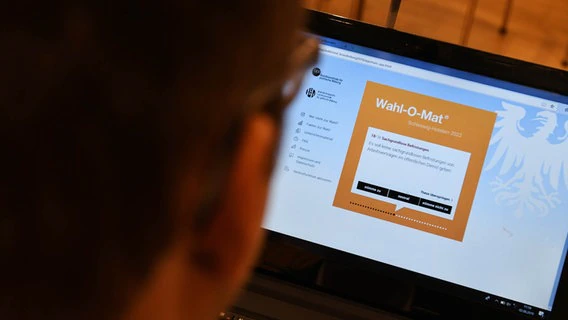 On a laptop is the website of the "Wahl-O-Mat" to see.  © picture alliane Photo: picture alliane