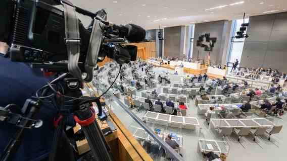 A cameraman films the plenary session in the Lower Saxony state parliament.  © dpa Photo: Julian Stratenschulte