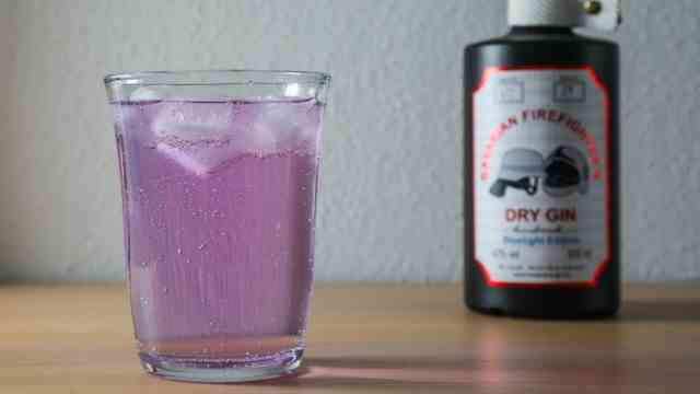 Series: Hippes from here: If you add tonic water, the drink turns pink in the glass.