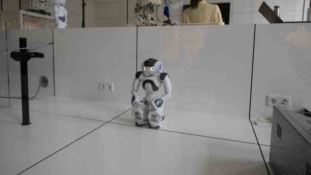 Leisure time in Munich: The little Nano in the new exhibition on robotics is to be given a new name.