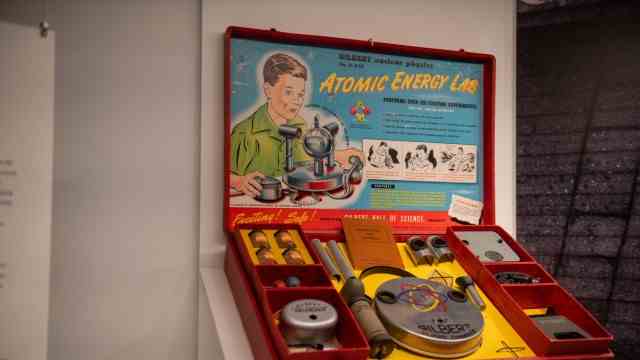 Leisure time in Munich: Exhibits that tell contemporary history: After the terrible atomic bombs were dropped on Hiroshima and Nagasaki in the early 1950s, America wanted to make atomic energy socially acceptable - and brought radioactive substances into children's rooms.