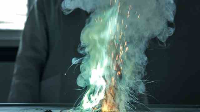 Leisure time in Munich: Fire from ice: During a demonstration in the chemistry hall, ammonium nitrate is mixed with ammonium chloride and zinc powder.