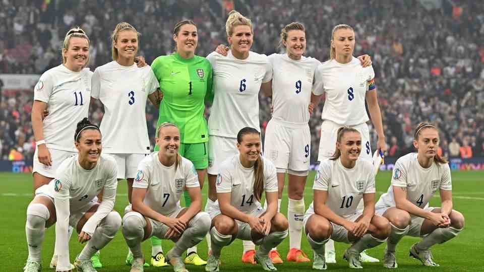 England: The hostesses around captain Leah Williamson (back row right with the number 8) are among the closest favorites.  Expectations in the country are huge, and rightly so.  Women's football on the island has made tremendous progress and professionalized in recent years.  The national team has developed accordingly.  And: The national coach is the Dutchwoman Sarina Wiegmann, who led Holland to the title in 2017.