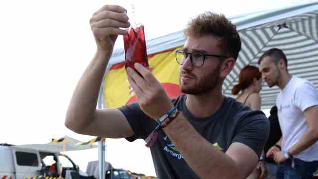 Model flight competition: Til Röder from the Technical University of Aachen loads the plane with a fake blood bag.