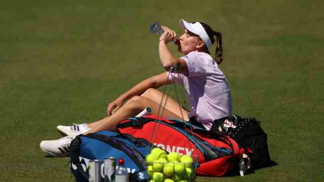 Women's final in Wimbledon: As if she were at a picnic with tennis balls: Jelena Rybakina the day before the women's final.