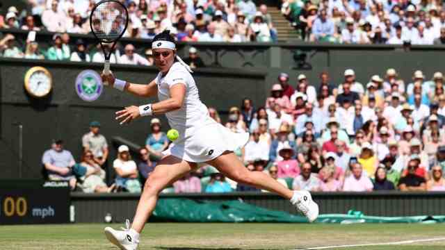 Women's final in Wimbledon: Makes the most difficult shots look easy: Ons Jabeur goes into the Wimbledon final as a favorite and has a 2-1 lead in a direct duel with Kazakh opponent Jelena Rybakina.  Jabeur won the last two games (both in 2021).