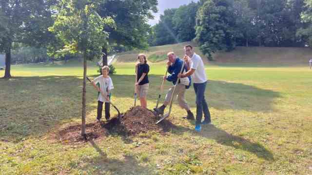 Charity run: During the charity run, a tree is always planted in the local park.  This time, Develey boss Michael Durach (right) and Unterhaching's mayor Wolfgang Panzer grabbed a shovel for a copper beech.