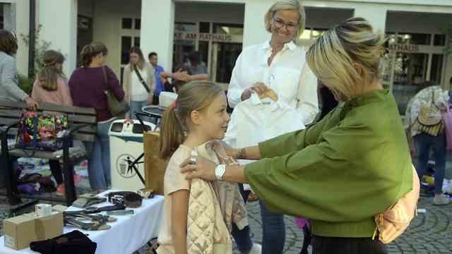 Festivals, celebrations and flea markets: Christina Seeger tried on a jacket with her daughter Mathilda at the Ottobrunn night flea market.  Saleswoman Lisa Vogel advised.