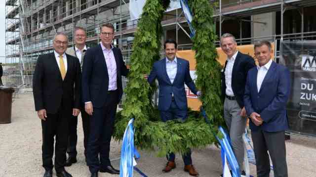 Research: Even if there is no timbered roof structure, there must be a topping-out crown: Albert Berger, Chancellor of the TU Munich, Mayor Dietmar Gruchmann, Minister Markus Blume, TU President Thomas Hofmann, Siemens Strategy Manager Peter Körte and Siemens Real Estate Manager Zsolt Sluitner (from left) celebrate Hebauf in Garching.