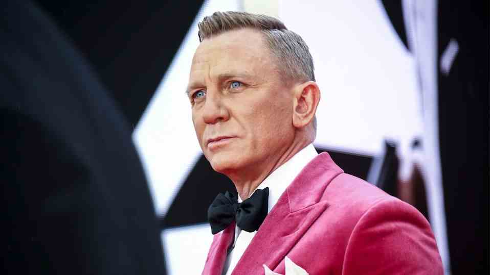 Leading actor Daniel Craig on his way to "James Bond"-London premiere.