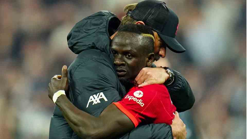 After many successful years at Liverpool FC under Jürgen Klopp (hugging him in the picture), the Senegalese attacker is moving to FC Bayern and has signed a three-year contract.  With Mané, a real world star is coming to the Bundesliga.