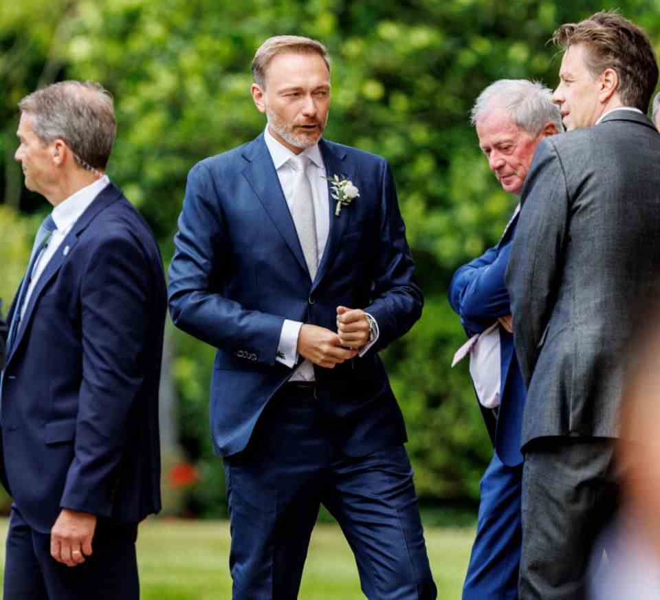 After the civil wedding last Thursday, Minister of Finance Christian Lindner also got married in church on Saturday.  At around 3:30 p.m., the groom arrived for the wedding ceremony in the Church of St. Severin on Sylt.