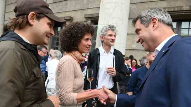 Cultural policy: Markus Söder shakes hands with curator Hanna Kriegleder, in the background Andrea Lissoni, head of Haus der Kunst, enjoys the evening.  Far left: Curator Hans Wiesner.