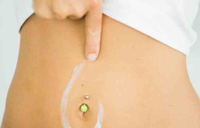 If you have a piercing, especially on the navel, an area very exposed to the sun, you must protect the area for several months. 