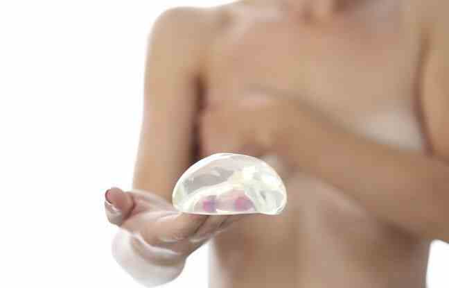 Illustration of a breast prosthesis.  In the case of breast reconstruction, patients should be extremely careful not to expose themselves for a long time and to choose light-colored swimsuits. 