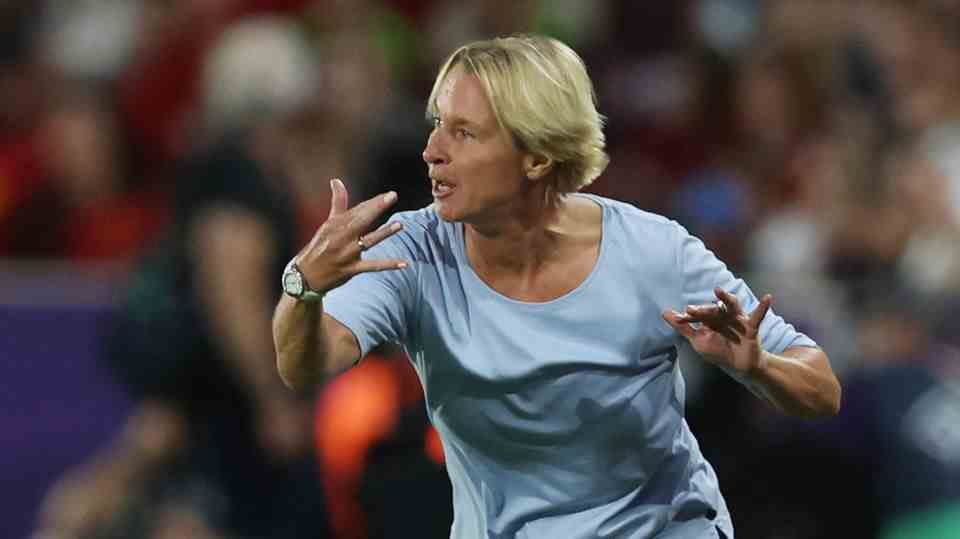 National coach Martina Voss-Tecklenburg is without question "mother" of success.  In November 2018, she took over a national team that was in crisis after the unfortunate years under Steffi Jones.  Since then she has shaped the team according to her ideas.  At the 2019 World Cup, she was disappointed when she lost the quarter-finals against Sweden, but since then she has consistently implemented her ideas about football (the European Championship was postponed by a year due to the corona pandemic).  It's been working great so far.  Qualifying was flawless with eight wins in eight games.  Before the tournament, she scheduled three training camps.  Now against footballing better Spaniards she had one "plan", as she had previously announced - and it worked out perfectly.  MVT was a four-time European champion herself as a player, so she knows what that kind of success feels like.