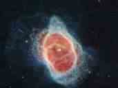 Im Zentrum des südlichen Ringnebels sollte es einen einzigen sterbenden Stern geben. Doch Dank des „James Webb“-Weltraumteleskops und seinem einzigartigen Infrarotblick weiß man nun, dass das nicht ganz stimmt: Im Zentrum des Nebels befinden sich zwei Sterne. Den zweiten Stern konnte das Weltraumteleskop nur dank seines Infrarotblicks erkennen.