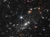 Das erste Farbbild des „James Webb“-Weltraumteleskops von Nasa, Esa und CSA: Ein „Deep Field“ des Galaxienhaufens SMACS 0723. Dieser agiert als Gravitationslinse und vergrößert die noch weiter entfernten Galaxien, die dahinter liegen (erkennbar an der leichten „Verzerrung“).