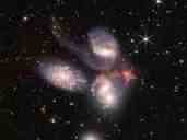 Stephan‘s Quintett besteht aus fünf Galaxien. Betrachtet man auf dieser scharfen „Webb“-Aufnahme des Quintetts die oberste Galaxie, kann man sogar erkennen, was in ihrem Zentrum vor sich geht: Darin befindet sich ein supermassereiches schwarzes Loch, das Materie innerhalb der Galaxie verschlingt. Von ihm gehen gewaltige Lichtmengen aus – sein Licht ist so hell, dass es die anderen Merkmale der Galaxie überstrahlt.