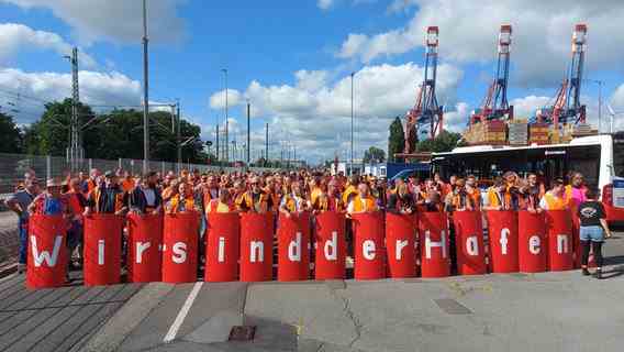 Employees are on strike in the port.  © NDR Photo: Karsten Sekund