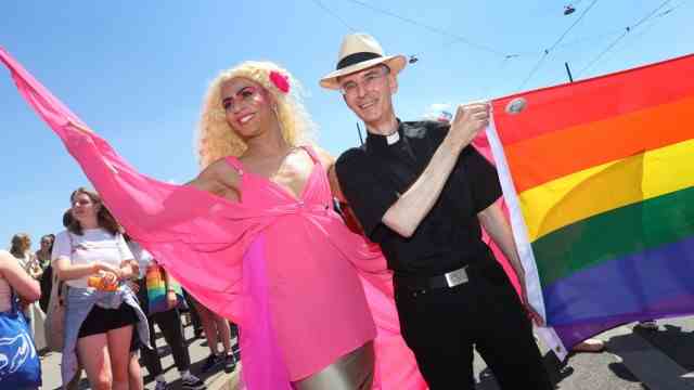 CSD in Munich: Wolfgang Rothe, Catholic priest (r), also takes part in the parade.