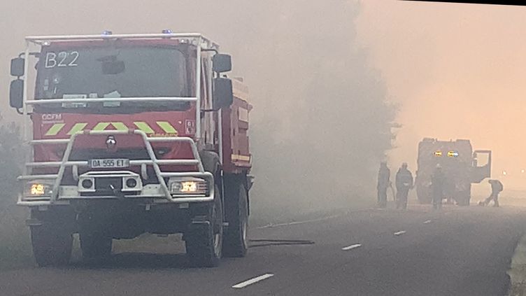Les pompiers de Gironde luttent contre deux incendies distincts depuis mardi 12 juillet 2022. (ROMANE BRISARD / FRANCEINFO)