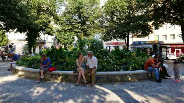 Strategien gegen die Hitze: Beliebter Aufenthaltsort unter Bäumen: der Pariser Platz in Haidhausen.