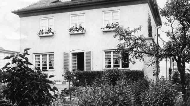 State Opera in the Nazi era: Today there is an apartment building at Pasinger Presselweg 1, where the Sternecks' villa was once located.  The singer couple, who had no income after being banned from working, had to sell their home in 1938 - below the market price.
