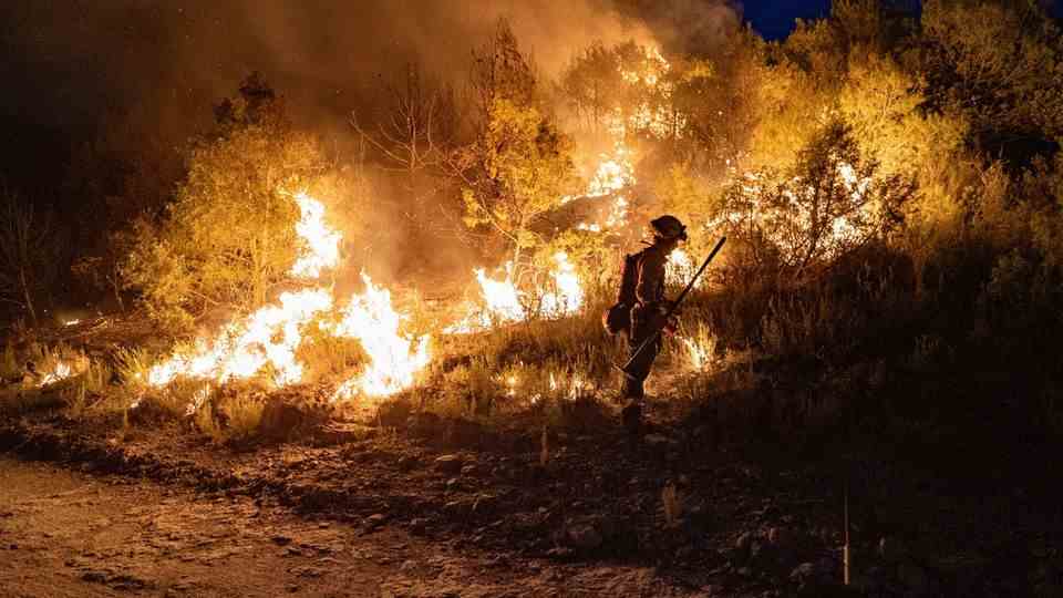 In Spain, a fire in Pont de Vilomara, just 50 kilometers north of the Catalan metropolis of Barcelona, ​​is causing great concern