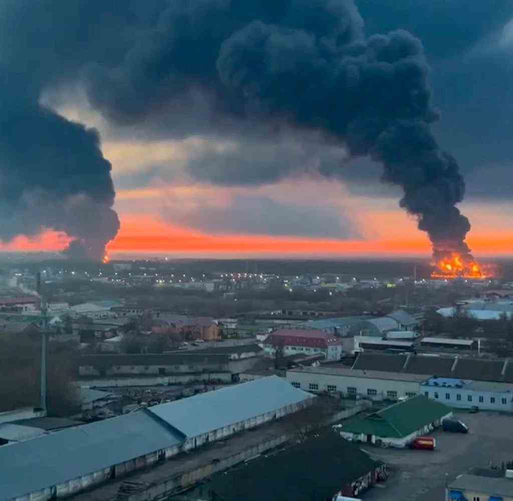 Vermutlich Brandstiftung: Feuer in einem Öldepot in der Stadt Brjansk