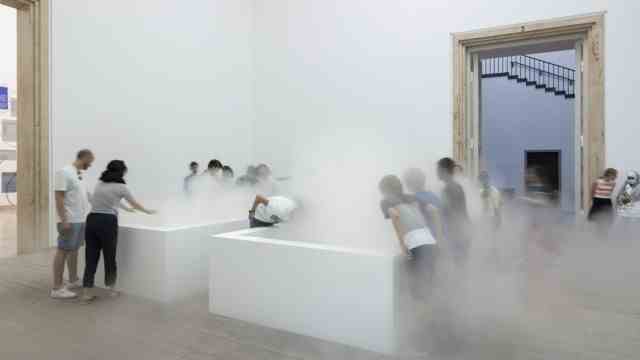 Hitze: Kühlt tatsächlich die Temperatur um zwei Grad herunter: die Skulptur "Nebel. Leben".