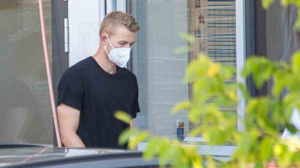 9.58 a.m .: De Ligt comes out of the hospital after the medical check with an FFP2 mask