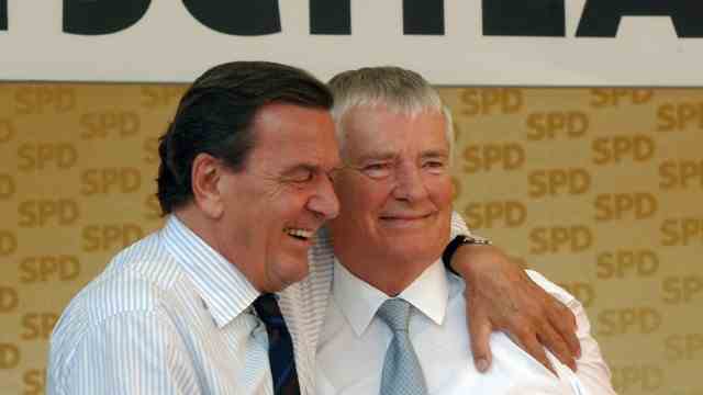 Otto Schily turns 90: Lament on someone "certain bellicism" with the Greens: Schily, here in 2005 with Chancellor Schröder during an election campaign in Bavaria.