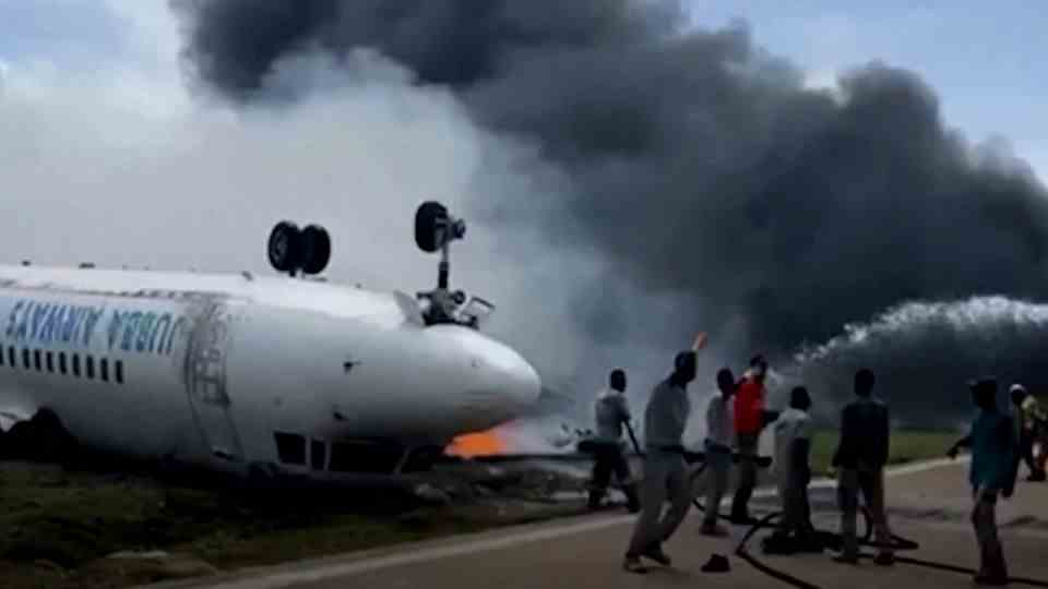 In the video: 30 occupants save themselves after crash landing from crashed plane