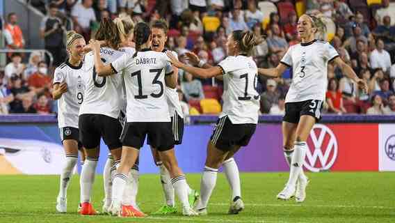 The German soccer team celebrates a goal against Denmark.  © IMAGO / SportsPress Photo 
