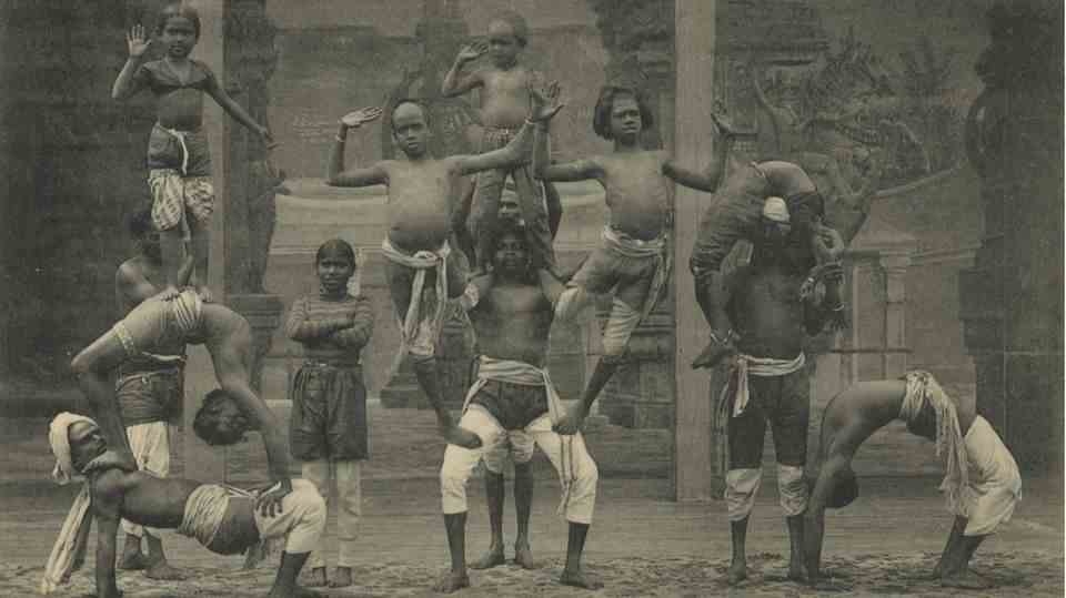  A photo postcard, created around 1900, with which Hagenbeck advertised the ethnological exhibitions