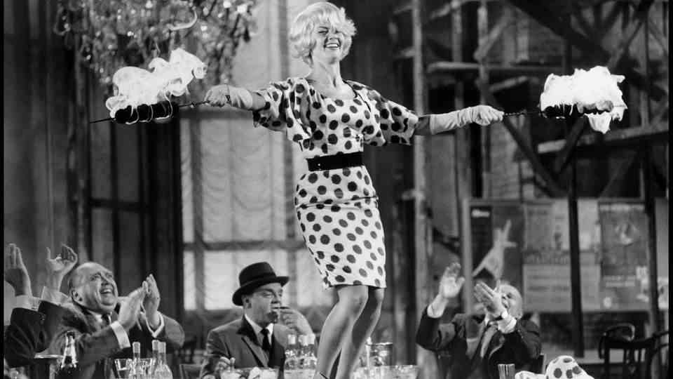 Liselotte Pulver as a sex bomb "Miss Ingeborg" in Billy Wilder's East-West satire "One two three".  The scene in which she danced on the table with her hips swinging made her the Swiss answer to Marilyn Monroe.  The film brought the Bern-born actress worldwide recognition in 1961.  At that time she was already a crowd favorite in Germany.  the "Liselotte from Switzerland", as a reporter called her, enchanted the audience with her charm.  Her infectious laugh became Pulver's trademark.